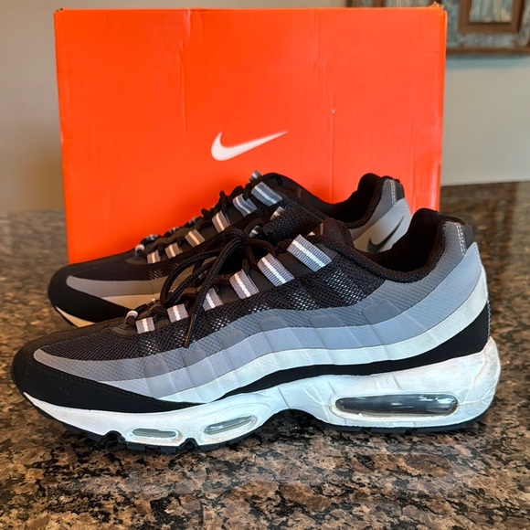 Nike Men's air max 95  Black and Gray Sneakers EUC 10.5 - Picture 3 of 16